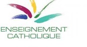 Logo de l'Enseignement Catholique. Symbole stylisé en forme d'éventail ou de main ouverte composé de cinq flammes ou pétales multicolores (magenta, jaune, vert, turquoise, bleu) au-dessus du texte 'ENSEIGNEMENT CATHOLIQUE'.